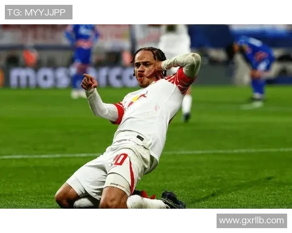 哈维西蒙斯的崛起与挑战：年轻天才如何在足球世界中书写传奇